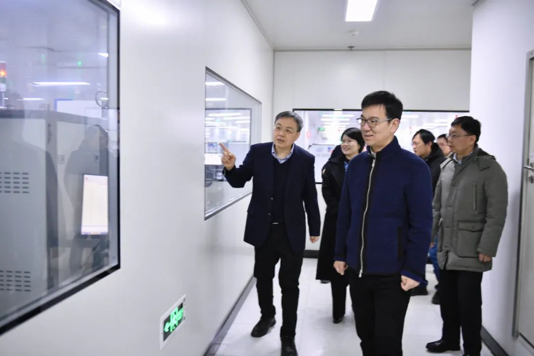 濱江區委書記章登峰走訪慰問新葡京平臺微春節堅守崗位的一線干部職工